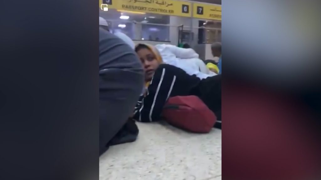 مشاهد-مخيفة-من-السودان.-ذُعر-في-مطار-الخرطوم-والرصاص-يقاطع-مذيعا-على-الهواء