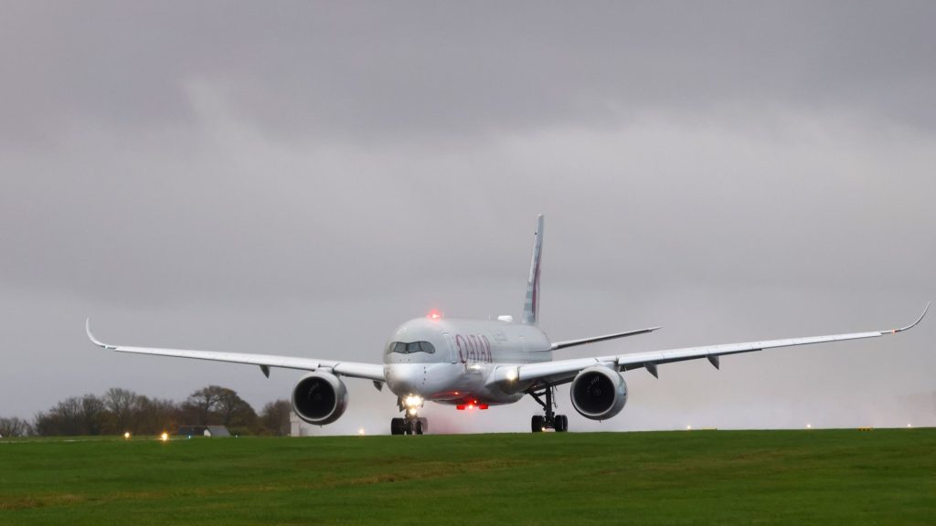 الخطوط-الجوية-القطرية-تعلق-رحلاتها-من-وإلى-السودان-بسبب-إغلاق-مطار-الخرطوم