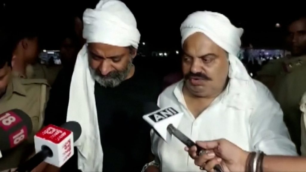 قُتلا-خلال-بث-مباشر.-كاميرا-ترصد-لحظات-صادمة-لمقتل-مشرّع-هندي-سابق-وشقيقه