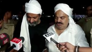 قُتلا-خلال-بث-مباشر.-كاميرا-ترصد-لحظات-صادمة-لمقتل-مشرّع-هندي-سابق-وشقيقه