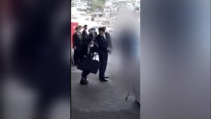 رد-فعل-سريع.-شاهد-ما-فعله-حارس-رئيس-وزراء-اليابان-الشخصي-لحماية-كيشيدا-من-التفجير