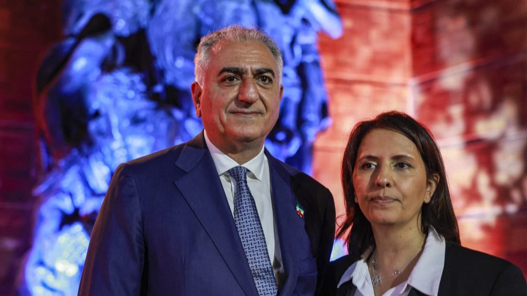 للمشاركة-في-إحياء-ذكرى-الهولوكوست.-نجل-شاه-إيران-يعلن-وصوله-في-زيارة-مع-زوجته-إلى-إسرائيل