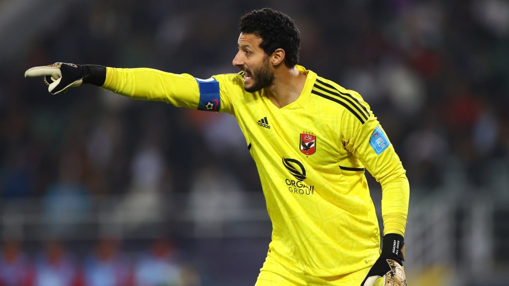 محمد-الشناوي-يعتدي-بالضرب-على-لاعب-المنافس.-ونادي-الأهلي-يتخذ-قراراً-صارماً