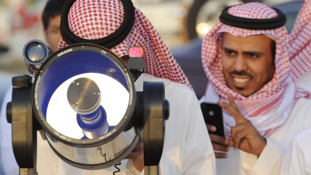 “لا-يمكن-رؤية-هلال-شوال-الخميس-بالعين-المجردة”.-مركز-الفلك-يعلق-على-“اللغط”-الحاصل-ببيان