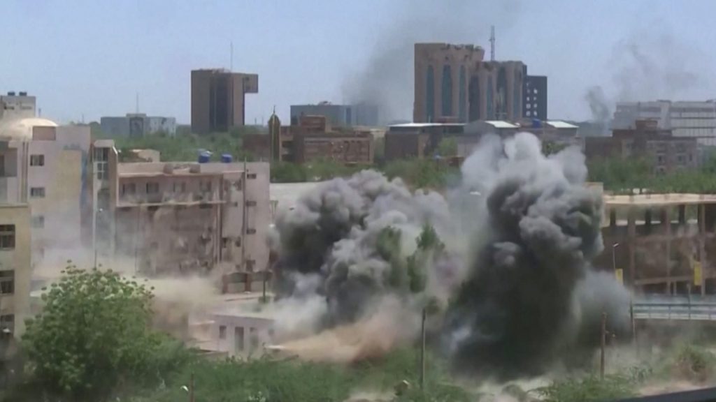 ضربة-تلو-الأخرى.-فيديو-يظهر-قصفًا-عنيفًا-في-مناطق-بالسودان