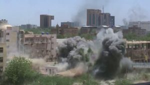 ضربة-تلو-الأخرى.-فيديو-يظهر-قصفًا-عنيفًا-في-مناطق-بالسودان