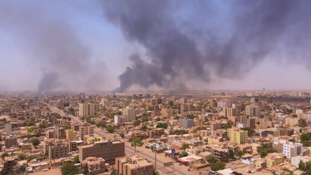 حظيت-بمشاهدات-مئات-الآلاف-من-الأشخاص.-رحالة-مغامر-يوثق-مشاهد-لأعمال-عنف-في-السودان