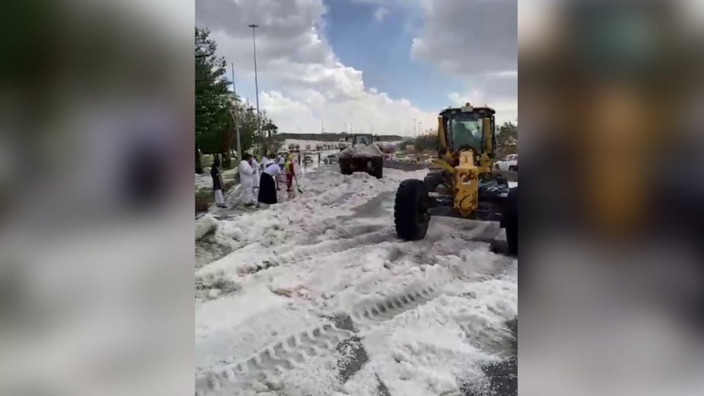 السعودية-تساقط-كثيف-للبَرَد-على-الطائف-يعطل-الحركة-المرورية.-والسلطات-تتدخل