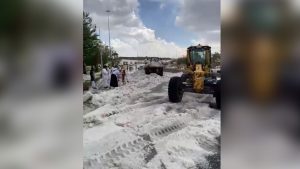 السعودية-تساقط-كثيف-للبَرَد-على-الطائف-يعطل-الحركة-المرورية.-والسلطات-تتدخل