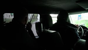 استقرت-بين-مركبتيهم.-شاهد-لحظة-نجاة-طاقم-cnn-من-غارة-جوية-بأوكرانيا