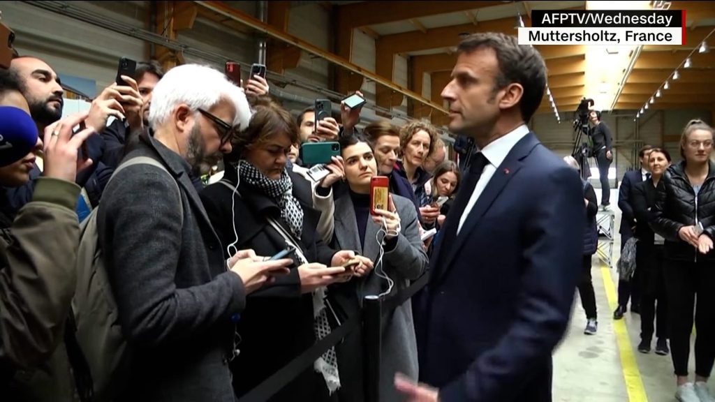 بالقدور-والملاعق-الخشبية.-شاهد-كيف-استقبل-فرنسيون-الرئيس-ماكرون-بأول-ظهور-له-بعد-رفع-سن-التقاعد