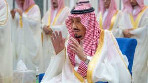 من-كان-معه-ومن-أمّ-المصلين؟.-العاهل-السعودي-الملك-سلمان-يؤدي-صلاة-عيد-الفطر-2023