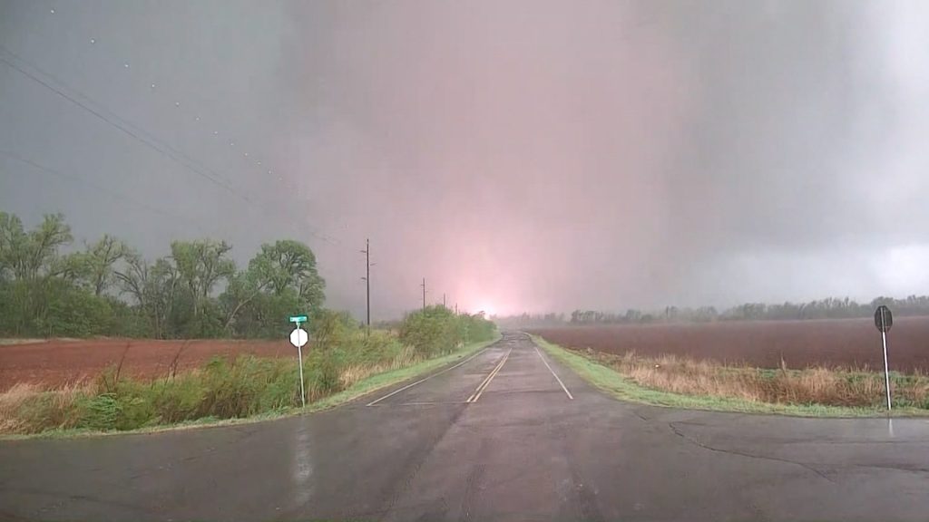 فيديو-يظهر-مراسل-تلفزيون-وجهًا-لوجه-مع-إعصار-قوي.-شاهد-ما-حدث