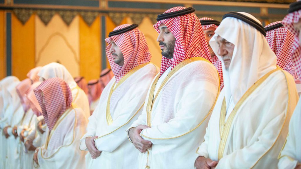 السعودية.-محمد-بن-سلمان-يؤدي-صلاة-عيد-الفطر-في-المسجد-الحرام-مع-عشرات-الأمراء-والوزراء