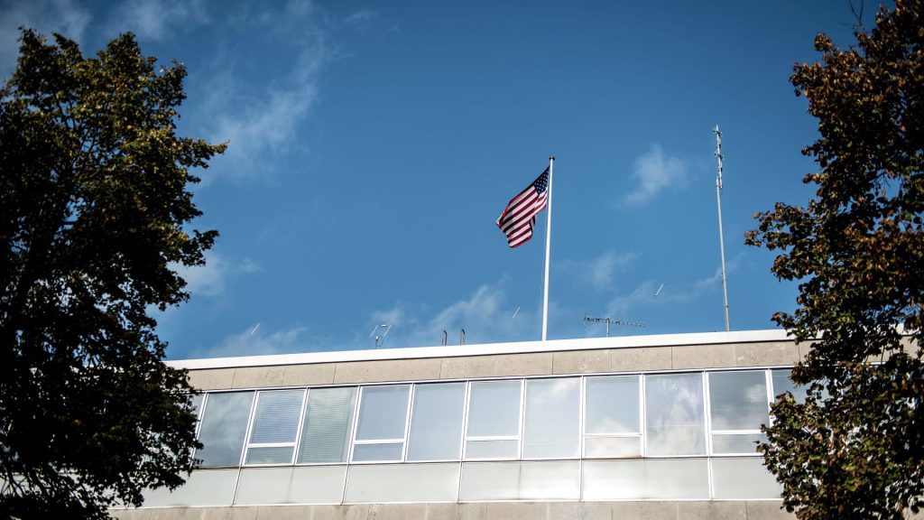 شاب-دنماركي-يضرم-النار-في-نفسه-أمام-السفارة-الأمريكية-في-كوبنهاغن