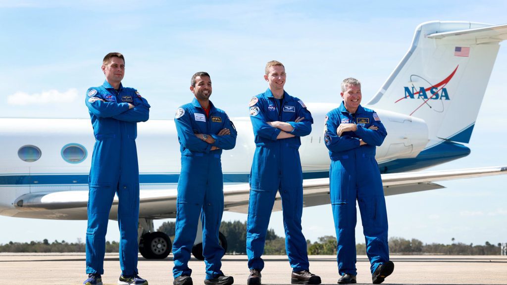 بـ”الكندورة”-وأغنية-“يا-ليلة-العيد”.سلطان-النيادي-يهنئ-قادة-الإمارات-بعيد-الفطر-من-محطة-الفضاء-الدولية