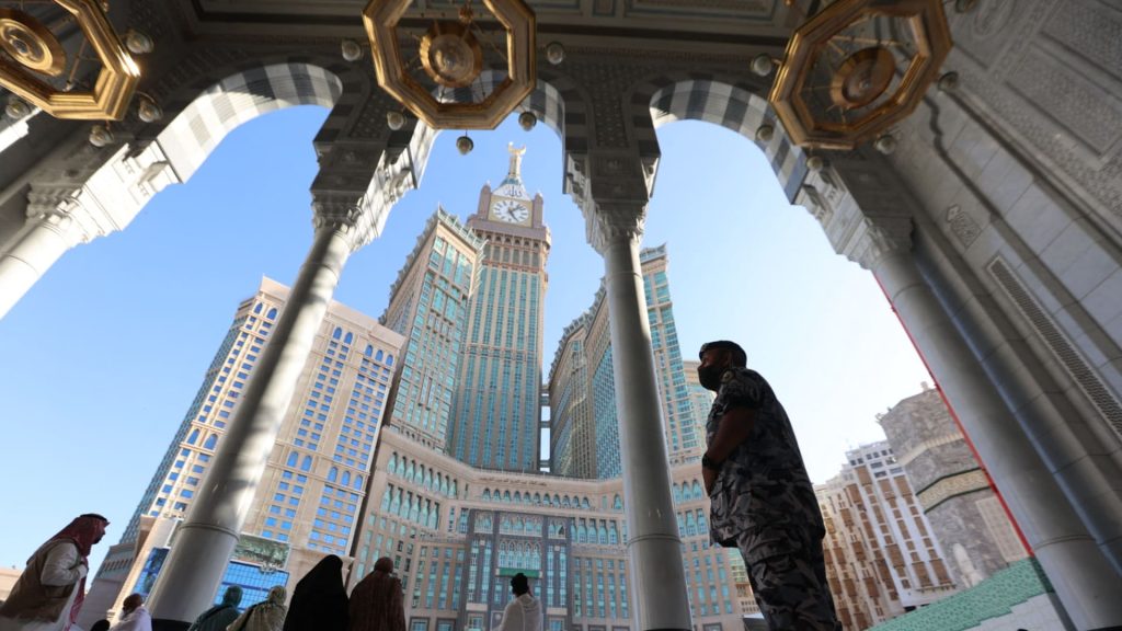 “فرحة-عفوية”-في-السعودية.-تفاعل-على-فيديو-احتفال-رجال-أمن-بانتهاء-مهمتهم-في-خدمة-زوار-الحرم-المكي