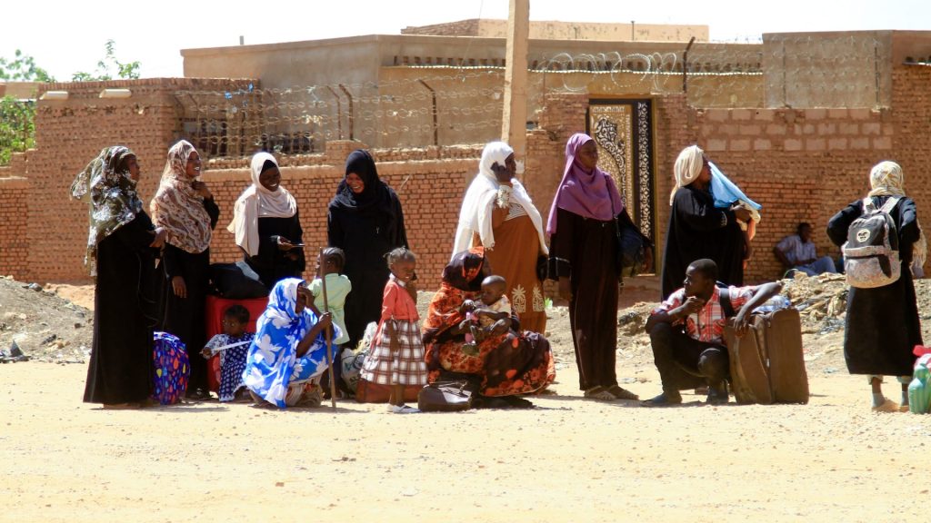 بالورود.-استقبال-مواطنين-سعوديين-ورعايا-أجانب-في-جدة-بعد-إجلائهم-من-السودان