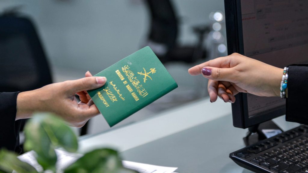 “أقوى-جواز-في-العالم”.-تفاعل-على-طريقة-احتفال-سعودي-بالعودة-من-السودان