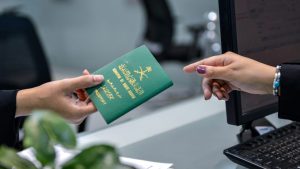 “أقوى-جواز-في-العالم”.-تفاعل-على-طريقة-احتفال-سعودي-بالعودة-من-السودان