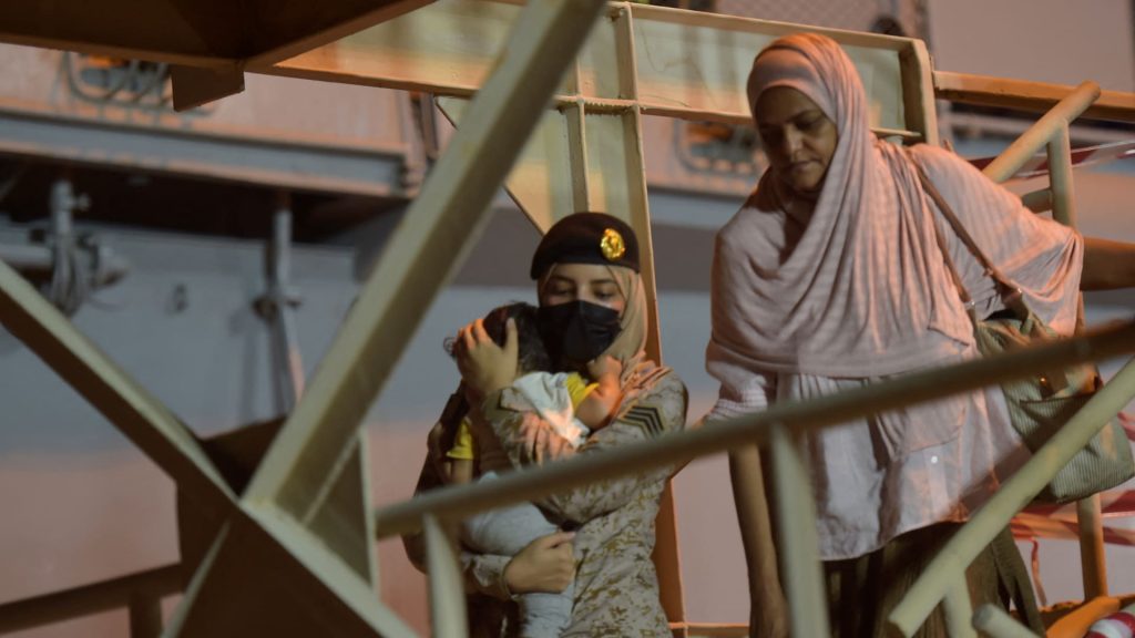 “أمن-وأمان-وحنان”.-مجندة-سعودية-“تخطف-القلوب”-بصورة-نوم-طفل-أُجلي-من-السودان-بين-يديها