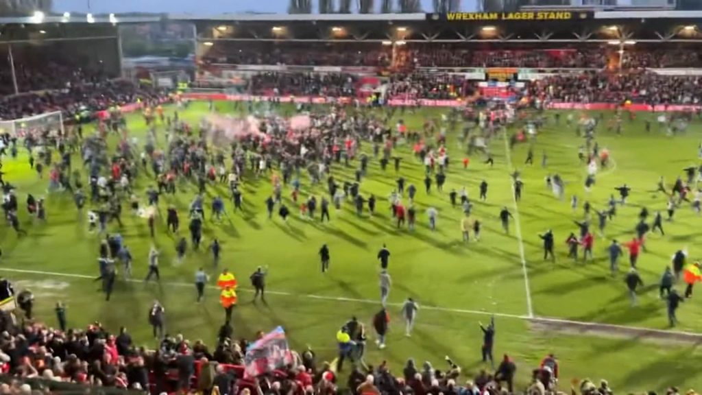 بعد-هزائم-استمرت-15-عامًا.-شاهد-لحظة-جنونية-لاحتفال-مشجعي-فريق-كرة-قدم-بفوزهم