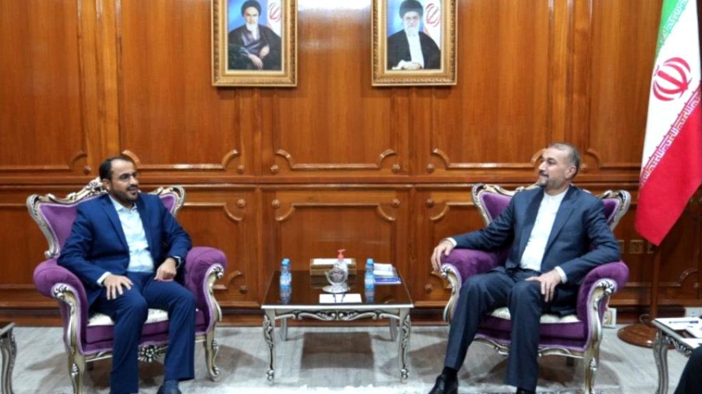 أطلعه-على-“تطورات-المفاوضات-مع-السعودية”.-مسؤول-حوثي-يلتقي-وزير-خارجية-إيران-في-عُمان