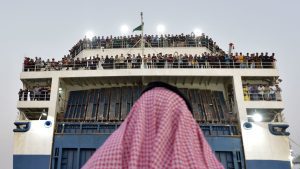 فيديو-لرجل-يبكي-بحرقة-بعد-وصوله-إلى-السعودية-في-رحلة-إجلاء-من-السودان.-وهذا-استقبله-ضابطان