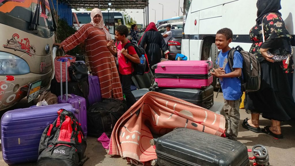 الفرار-من-القتال-في-السودان.-رحلات-شاقة-يخوضها-الهاربون-من-الحرب