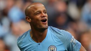 بطريقة-استثنائية.-مانشستر-سيتي-يكرم-لاعبه-السابق-فينسنت-كومباني-خلال-مباراة-أرسنال