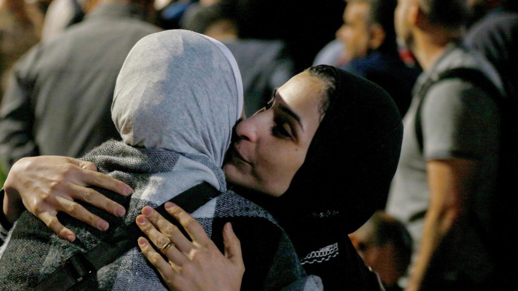 مصر-تكثف-جهود-إجلاء-رعاياها-من-السودان.-ومسؤول:-إصابة-طالبين-بشظايا