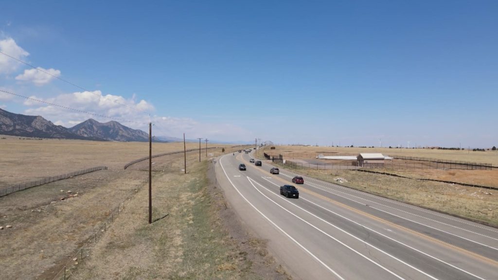 مصير-مروع-كان-بانتظار-فتاة-داخل-سيارة.-شاهد-ما-فعله-مراهقون-على-طريق-سريع