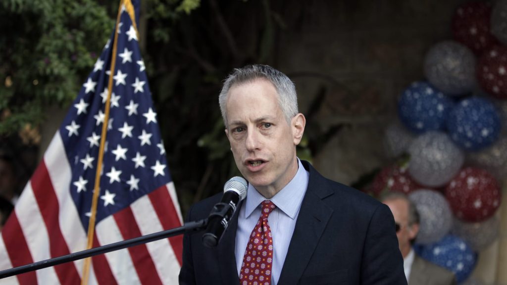 سفير-أمريكا-في-السعودية-يقدم-نسخة-من-أوراق-اعتماده.-وتساؤلات-حول-دلالة-منصب-المسؤول-الذي-تسلمها