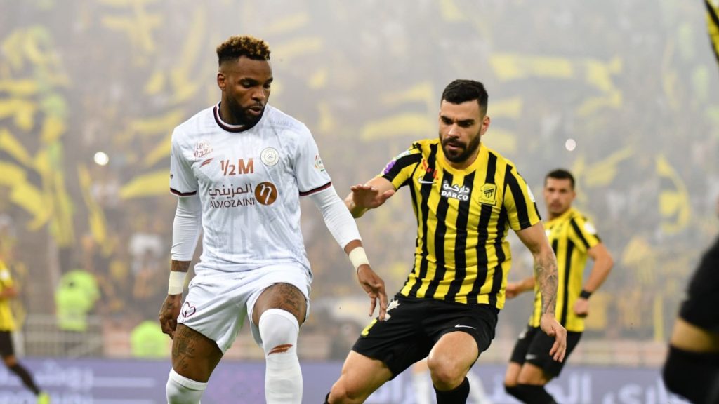 اتحاد-جدة-والشباب-لاعب-يرفض-الاستماع-لمدربه-ويصر-على-تنفيذ-ركلة-جزاء.-هل-ترجمها-لهدف؟