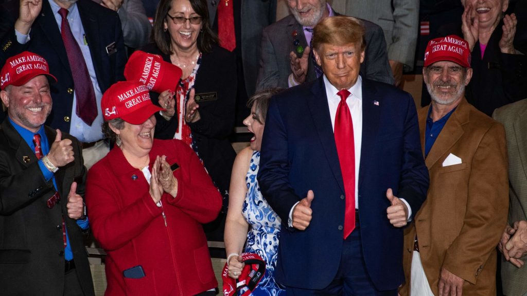 تداول-فيديو-ترامب-يسخر-من-بايدن-ويقلّد-حركاته-على-المنصة-وسط-تفاعل