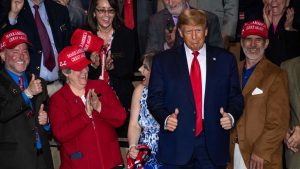 تداول-فيديو-ترامب-يسخر-من-بايدن-ويقلّد-حركاته-على-المنصة-وسط-تفاعل