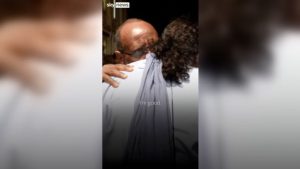 صحفية-تتفاجأ-بوجه-مألوف-بين-أشخاص-تم-إجلاؤهم-إلى-السعودية.-شاهد-رد-فعلها