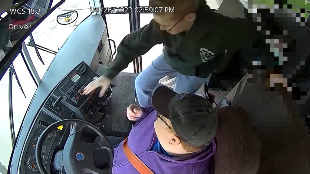 مشهد-بطولي-رصدته-كاميرا.-طفل-يقفز-من-مقعده-ويوقف-حافلة-مدرسية-بعد-إغماء-سائقها