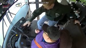 مشهد-بطولي-رصدته-كاميرا.-طفل-يقفز-من-مقعده-ويوقف-حافلة-مدرسية-بعد-إغماء-سائقها