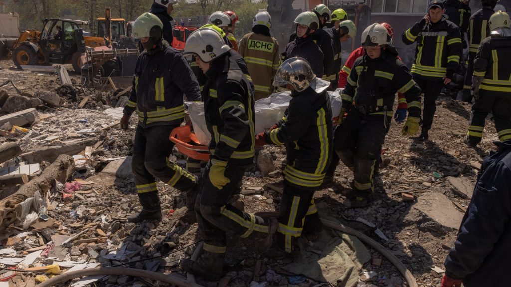 17-قتيلا-في-هجوم-صاروخي-روسي-على-مبنى-سكني-بأوكرانيا.-وفريق-cnn-يرى-الجثث
