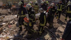 17-قتيلا-في-هجوم-صاروخي-روسي-على-مبنى-سكني-بأوكرانيا.-وفريق-cnn-يرى-الجثث