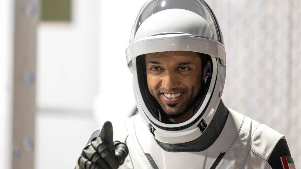 الإماراتي-سلطان-النيادي-يصبح-أول-عربي-ينفذ-عملية-السير-في-الفضاء.-وهذه-مهامه