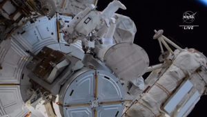 شاهد-اللحظات-الأولى-لخروج-سلطان-النيادي-من-المحطة-الدولية-والسير-في-الفضاء