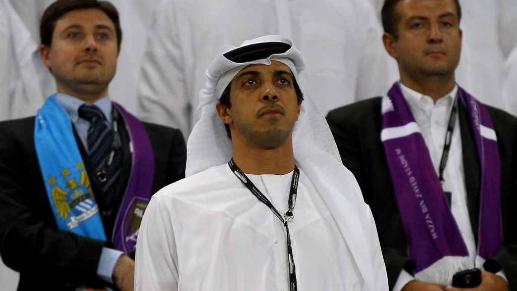 تفاعل-مع-حضور-الشيخ-منصور-بن-زايد-نهائي-كأس-الإمارات.-وتحية-متبادلة-مع-الجماهير-تجذب-الانتباه