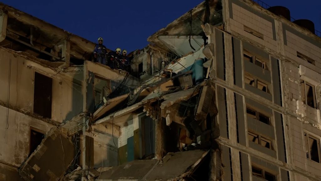 قُصفوا-ليلًا-أثناء-نومهم.-شاهد-ما-حدث-بعدما-ضرب-صاروخ-روسي-مبنى-سكنيًا-بأوكرانيا