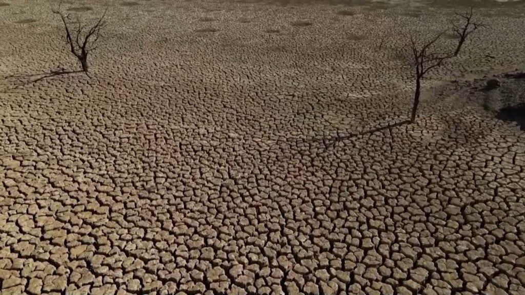 موجة-حر-قياسية-تجفف-خزانات-مياه-إسبانيا.-كاميرا-“درون”-ترصد-الكارثة