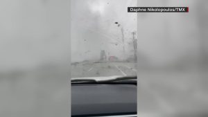 رفعها-عن-الأرض-وقلبها.-شاهد-ما-حدث-لسيارة-علقت-وسط-إعصار-مدمر-في-فلوريدا