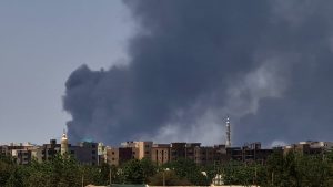 تصاعد-سحب-الدخان-شمال-الخرطوم-وسط-استمرار-الاشتباكات-رغم-الهدنة