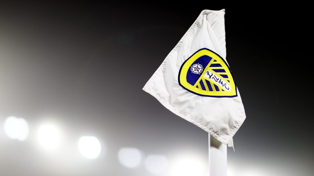 لاعبو-نادي-ليدز-يونايتد-يعتذرون-لمشجع-صغير.-ماذا-فعلوا-له؟