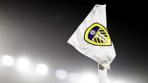 لاعبو-نادي-ليدز-يونايتد-يعتذرون-لمشجع-صغير.-ماذا-فعلوا-له؟